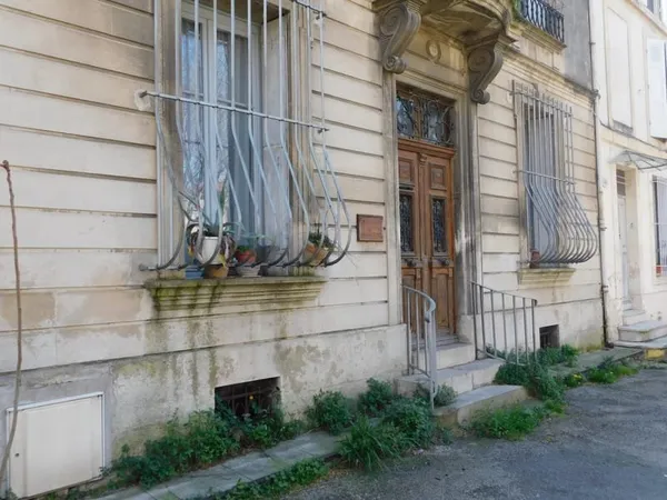Maison bourgeoise avec cour et garage