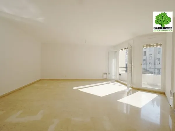 Préfecture limite 6eme , T2 75 m2 avec balcon
