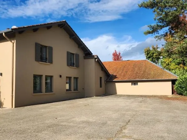 JOLIE MAISON DE VILLAGE ENTIEREMENT RENOVEE
