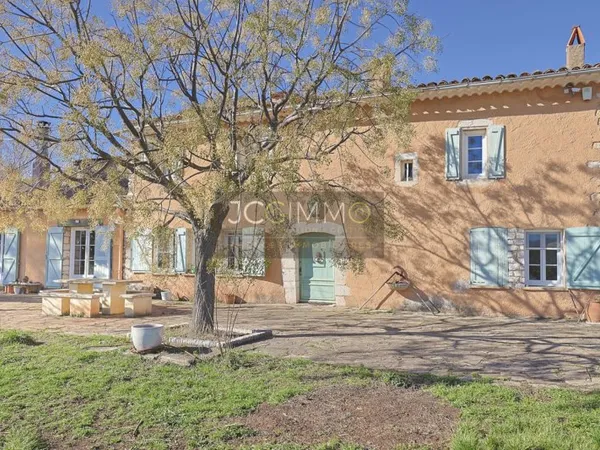 Domaine avec 1 000 m² de bâti sur 500 000 m²