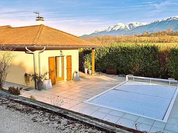 Maison familiale lumineuse avec vue, terrasse, piscine et grand garage
