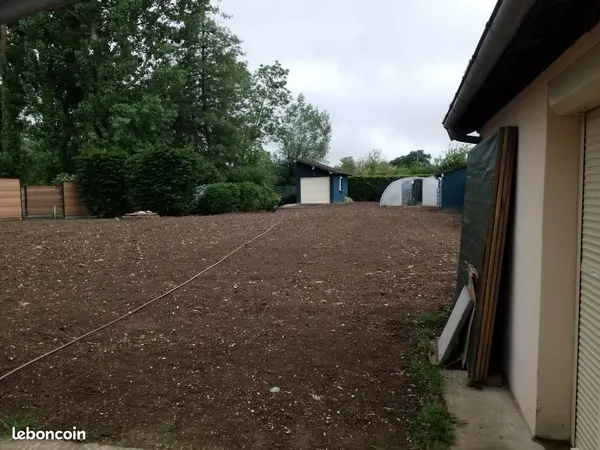 Terrain constructible entièrement clôturé