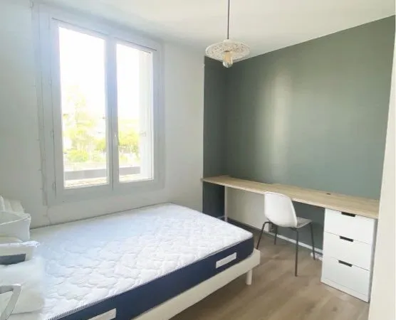 Chambre avec salle d'eau privative dans colocation