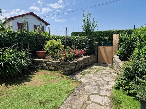SAINT-JEAN-DE-LUZ - Appartement 2 pièces avec jardinet et pl