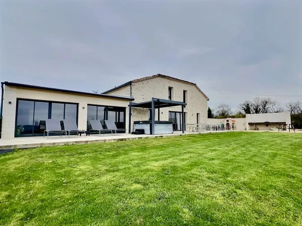 Magnifique ensemble immobilier comprenant une grange rénovée d'environ 322 m² avec piscine intérieur