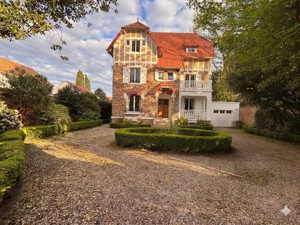 Maison 8 pièces 246 m²