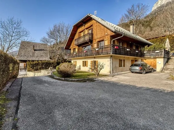 Maison 9 pièces 323 m²
