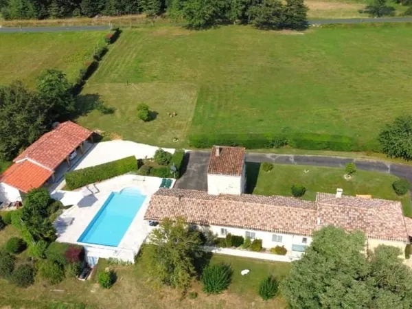 Très belle propriété à vendre, de plain pied, belle piscine, nichée au milieu des champs. A 10 minut