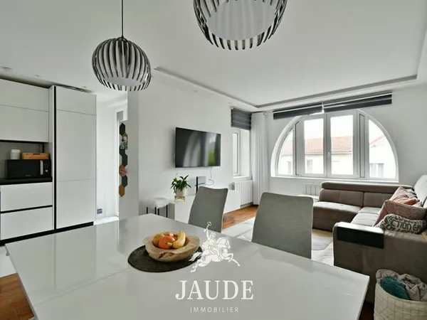 F4 traversant de 80 m2 entièrement rénové en 2023 26 rue d