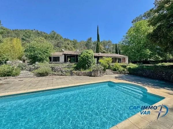 Propriété type 6 avec piscine et forêt