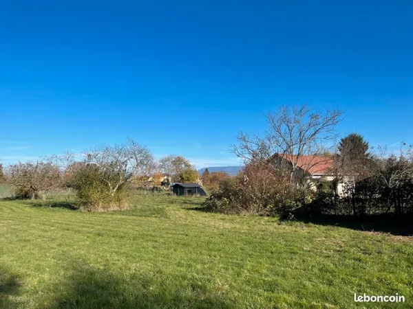 Beau terrain constructible à La Bâtie Montgascon