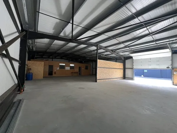 Local commercial 5 pièces 300 m²
