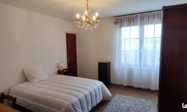Chambre meublée de 17 m2 avec salle de bains et wc privatives dans maison spacieuse en colocation pr