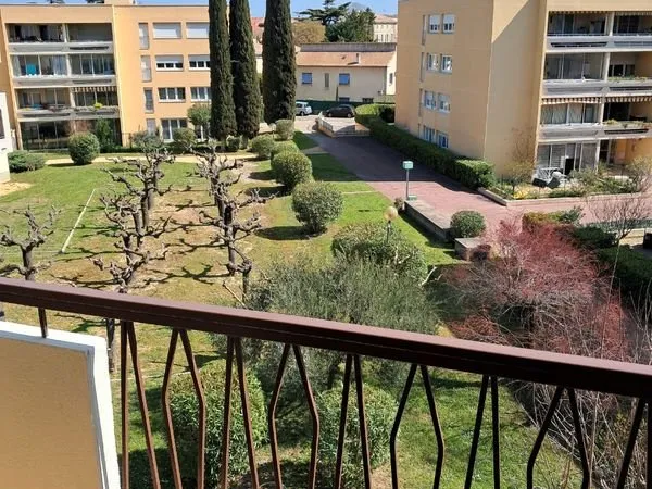 APPARTEMENT CLIMATISÉ 50 M2 Résidence bientot fermée et sécurisée centre ville