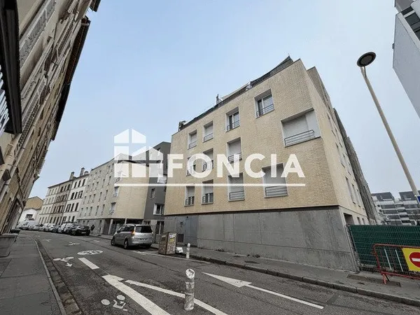 À VENDRE - STUDIO 32 m² - NANCY - IMMEUBLE RÉCENT & ISOLÉ - PARKING PRIVATIF - ACCÈS & NORMES PMR - 