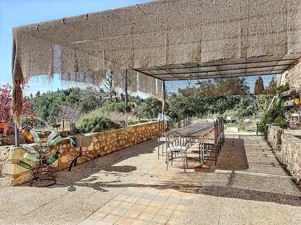 Mas de charme à Mouriès, 180 m² avec vue sur les Alpilles et 6 hectares d'oliviers cultivés en bio