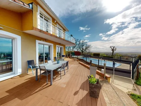 Maison 6 pièces 233 m²