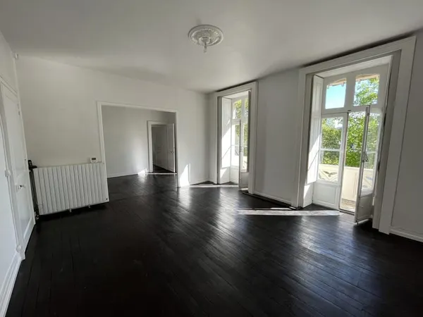 LAVAL, sur les bords de la Mayenne, un appartement de 110m2