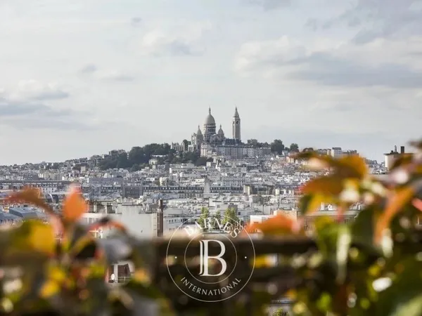 Superbe terrain à bâtir au coeur de Paris. Vues spectaculaires.