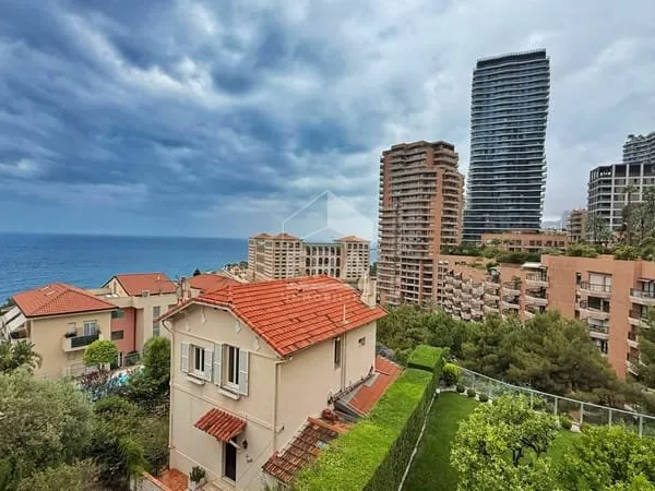 Aux portes de Monaco à vendre 5 pièces dernier étage vue mer!