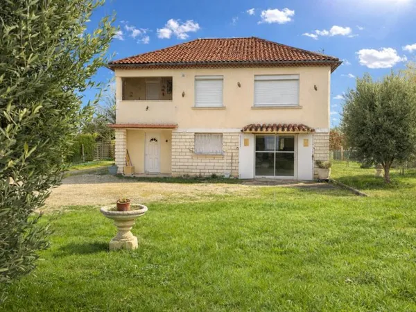 A vendre, maison à fort potentiel située à CHAMPCEVINEL 24750