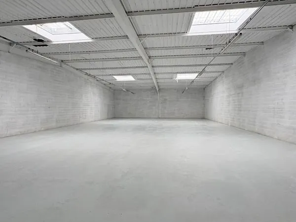 Local 360 m² LA CHAPELLE SAINT LUC