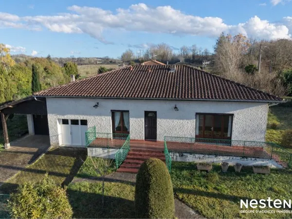 A Vendre Maison habitable de plain-pied avec trois chambres, un garage et un jardin clôturé