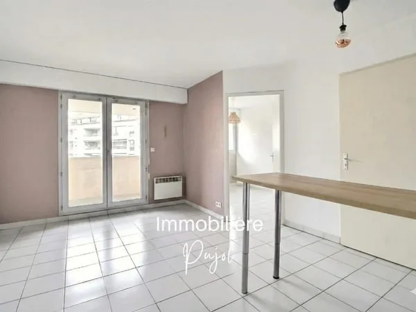 Castellane 13006 - T2 avec balcon- Métro/tramway (possibilité parking)