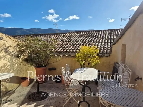 Maison de village avec terrasse sur le toit