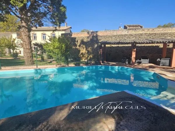 Domaine de 553 m2, 3 habitations, piscine chauffée, grand parc