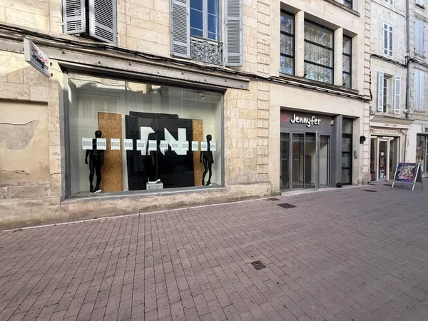 À LOUER LOCAL COMMERCIAL CENTRE-VILLE DE SAINTES (RUE PIÉTONNE)
