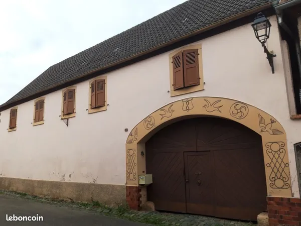 Au coeur de Gresswiller, ancien corps de ferme constitué d'une maison et de dépendances