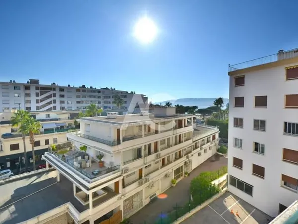 JUAN-LES-PINS - DEUX PIECES VUE MER