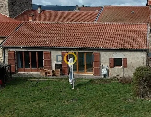 MAISON DE PLAIN-PIED EN CENTRE BOURG AVEC TERRAIN ATTENANT .