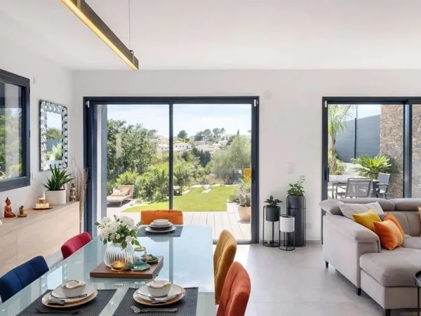 VILLA CONTEMPORAINE - FRÉJUS - TOUR DE MARE.