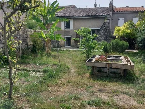Maison de bourg de 176 m2 avec jardin et terrasse sur un ter