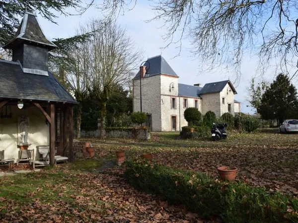 Belle demeure sur terrain de plus de 3 hectares à Montcresson