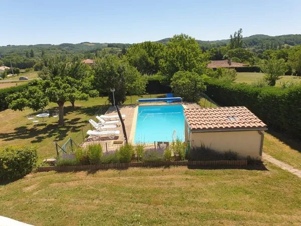 Maison de plain pied avec jardin et piscine
