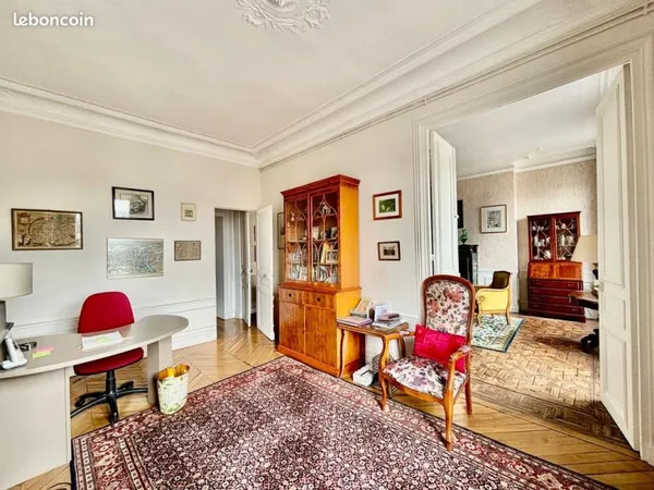 Vente appartement familial, parquet moulures cheminée. BIen rare dans le quartier