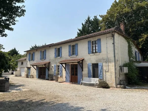 Spacieuse résidence individuelle de 6 chambres et 5 salles de bains avec piscine