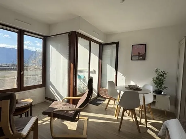 Grand Studio moderne et cosy, idéalement situé, sans vis à v