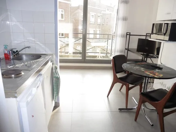 STUDIO MEUBLE BALCON + PARKING