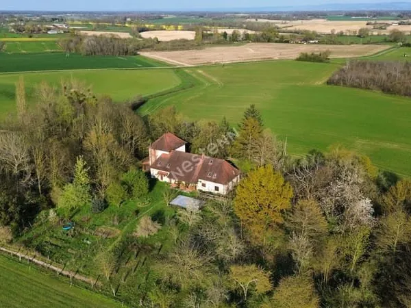 Maison familiale offrant 5 chambres, dans un environnement calme et sans vis à vis à mi chemin entre