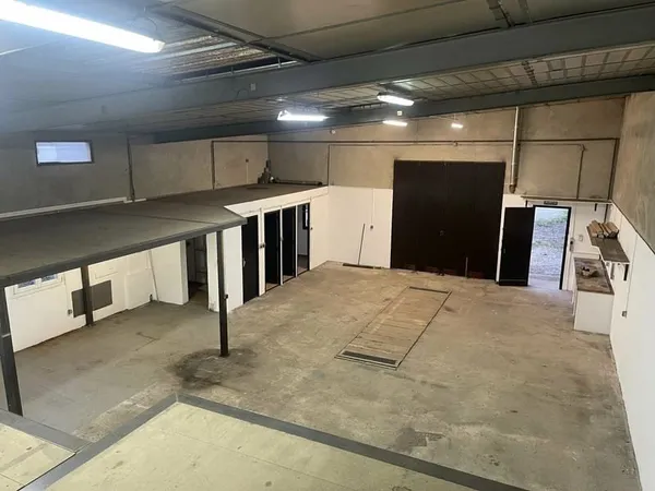 NIMES ROUTE D'UZES- HANGAR 208 M²