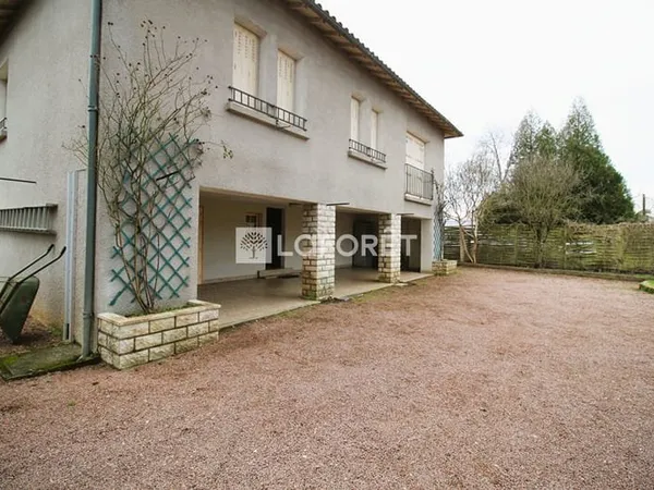 Maison d'environ 96.60m2 habitables aménagée sur 2 niveaux - Dépendance - Jardin clos