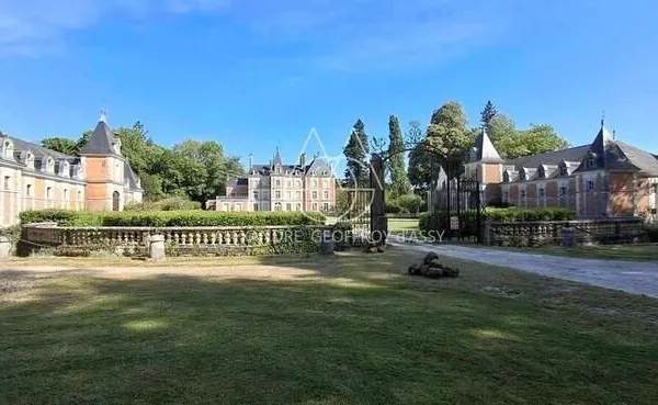 Château du XVIIIème à 1h10 de Paris. Conçu pour accueillir activités professionnelles et vie familia