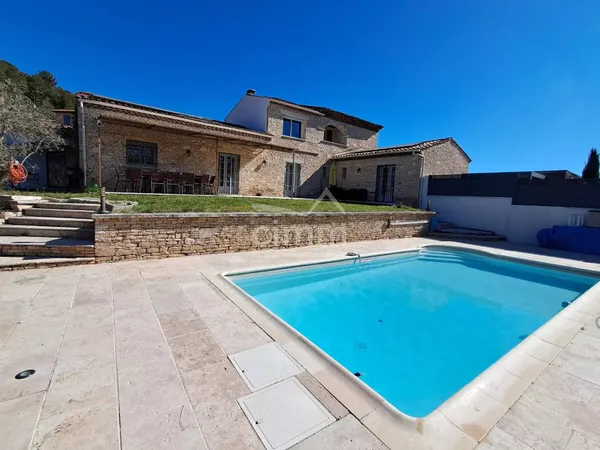 Propriété avec deux piscines