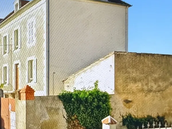 Maison rénovée à vendre 7 pièces MONTLUCON (03) sur terrain clos de 824 m2