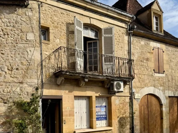 Au coeur du magnifique village de Saint-Cyprien, un ensemble immobilier exclusif
