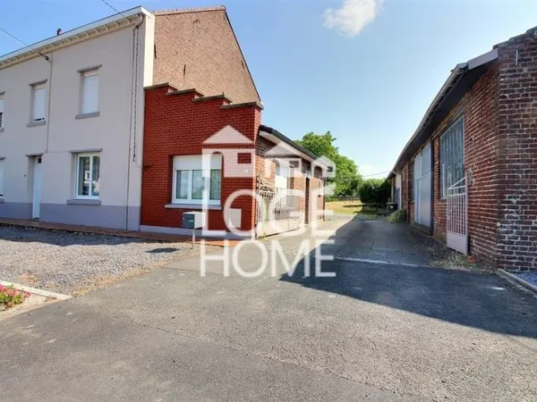 PROPRIÉTÉ COMPRENANT 2 HABITATIONS LOUÉES, UNE FORGE ET UN TERRAIN CONSTRUCTUBLE CENTRE VILLAGE DE V
